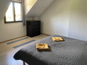 5 bedrooms, iron/ironing board, WiFi