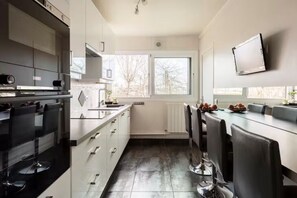 Frigorifero, microonde, forno, piano cottura