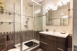 Shower, hair dryer, towels, soap - Paris-Levallois apartment 4*: 2 bedrooms/6 people 68m2, parking, near  metro/bus (Levallois-Perret)