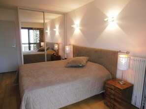 2 bedrooms, desk, iron/ironing board, travel crib - Paris-Levallois apartment 4*: 2 bedrooms/6 people 68m2, parking, near  metro/bus (Levallois-Perret)