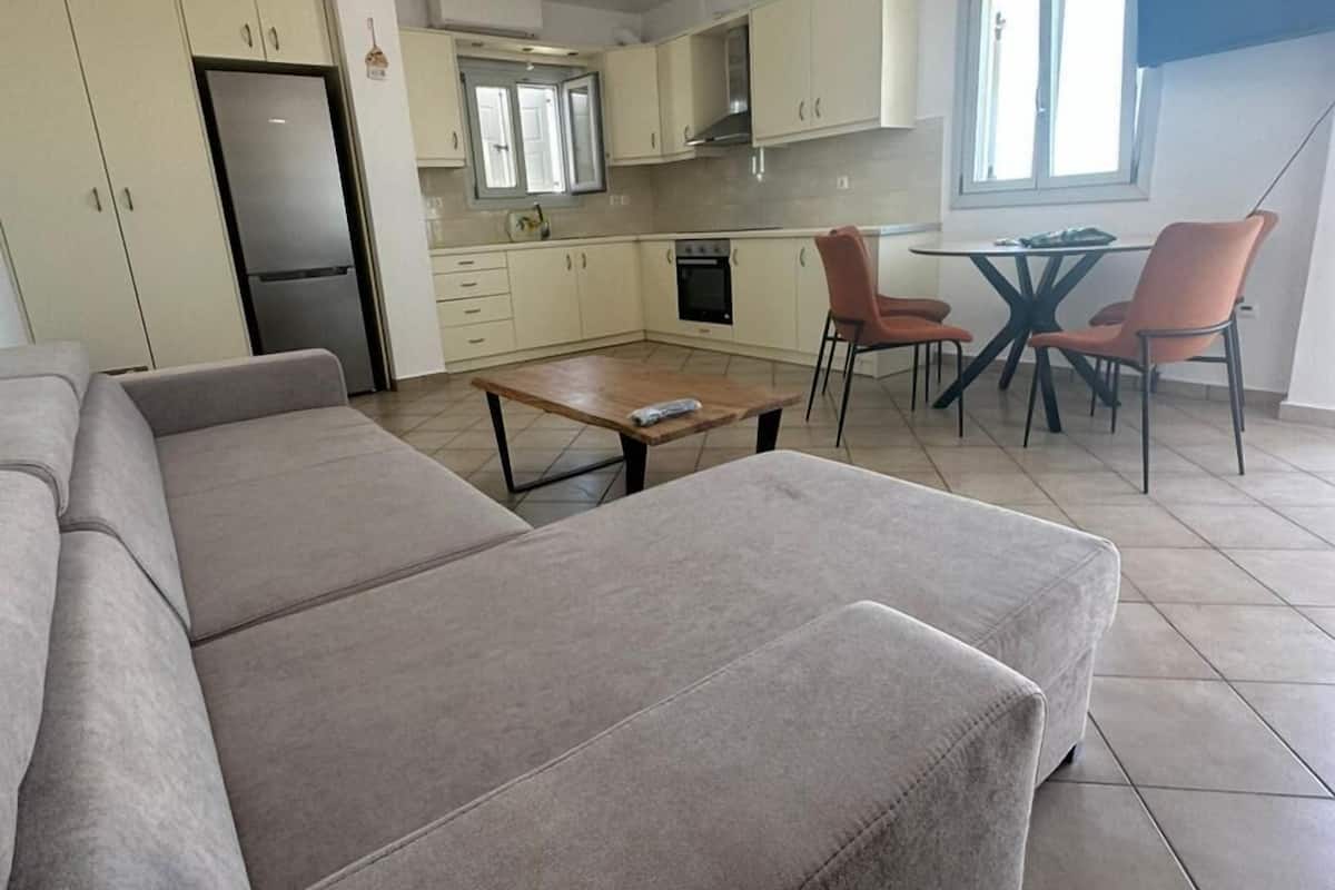 Family Apartment 2-bedroom Partial Sea View | Living area | 40-inch plasma TV with digital channels