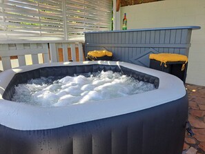 Outdoor spa tub - Charming 3-bedroom house with AC and WiFi in La Possession (La Possession)