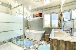 Shower, hair dryer, towels, soap - Charming 3-bedroom house with AC and WiFi in La Possession (La Possession)
