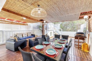 Outdoor dining - Charming 3-bedroom house with AC and WiFi in La Possession (La Possession)