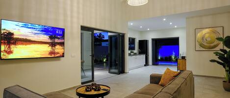 House, 2 Bedrooms, Smoking, Private Pool | Living room