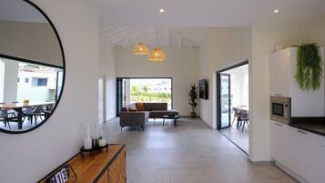 House, 2 Bedrooms, Smoking, Private Pool | Living room