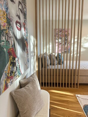 1 habitación, tabla de planchar con plancha y cuna de viaje