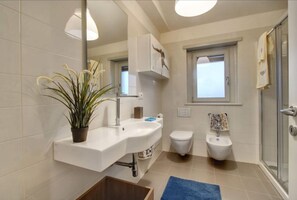Sèche-cheveux, bidet, serviettes fournies, papier toilette