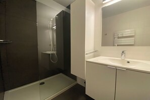 Shower - Apartment on Seawall with Stunning Views (NIEUWPOORT)