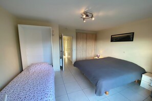 2 chambres, lit de bébé portatif