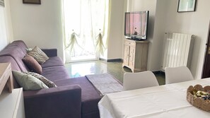 Smart TV - Between the Apuan Alps and the sea spacious and bright house with sea view (Capanne-Prato-Cinquale)