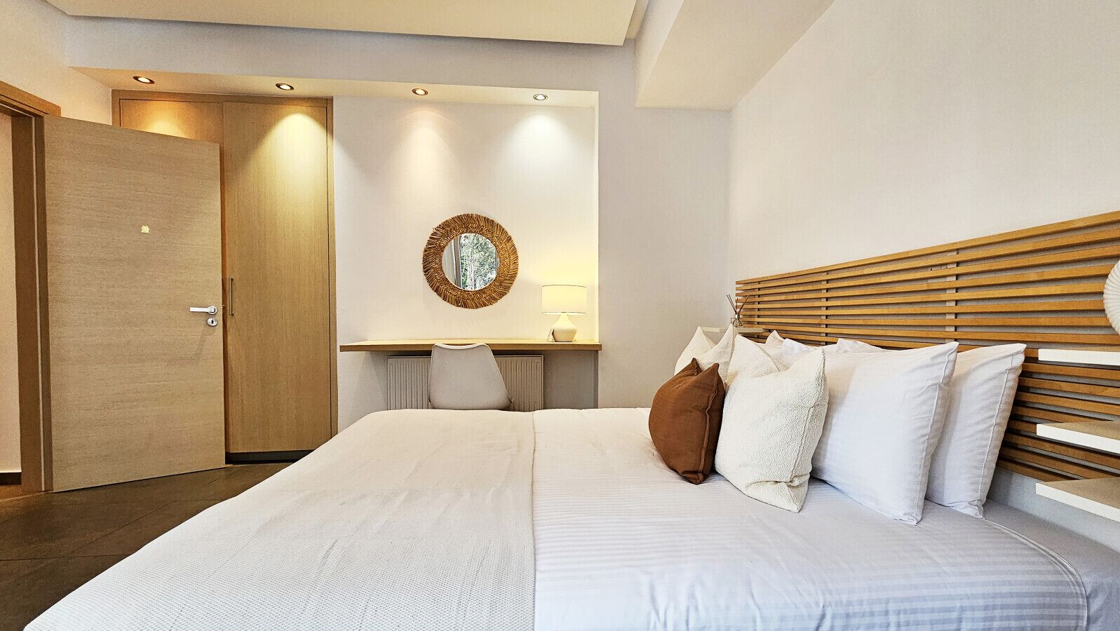 1 dormitorio, escritorio, tabla de planchar con plancha y wifi