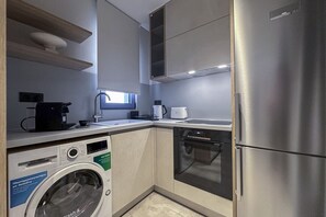 Fridge, oven, stovetop, coffee/tea maker