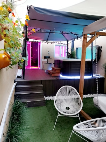 Property grounds. Jacuzzi studio in Lyon Villeurbanne