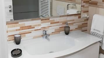 Comfort Triple Room, Non Smoking | Bathroom | Free toiletries, hair dryer, bidet, soap