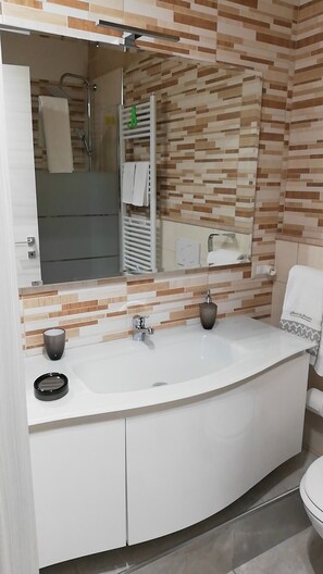 Comfort Triple Room, Non Smoking | Bathroom | Free toiletries, hair dryer, bidet, soap - B&B LA GEMMA DEI SASSI (Matera)
