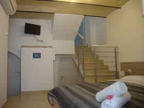Classic Quadruple Room, Patio | Desk, laptop workspace, free WiFi - B&B LA GEMMA DEI SASSI (Matera)
