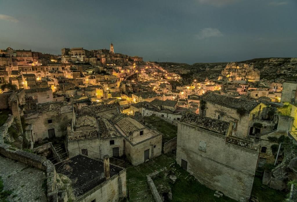 Une ville historique aux bâtiments très rapprochés les uns des autres, aux rues étroites et à l’imposant clocher de son église.