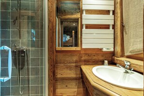 シャワー、タオル、トイレットペーパー