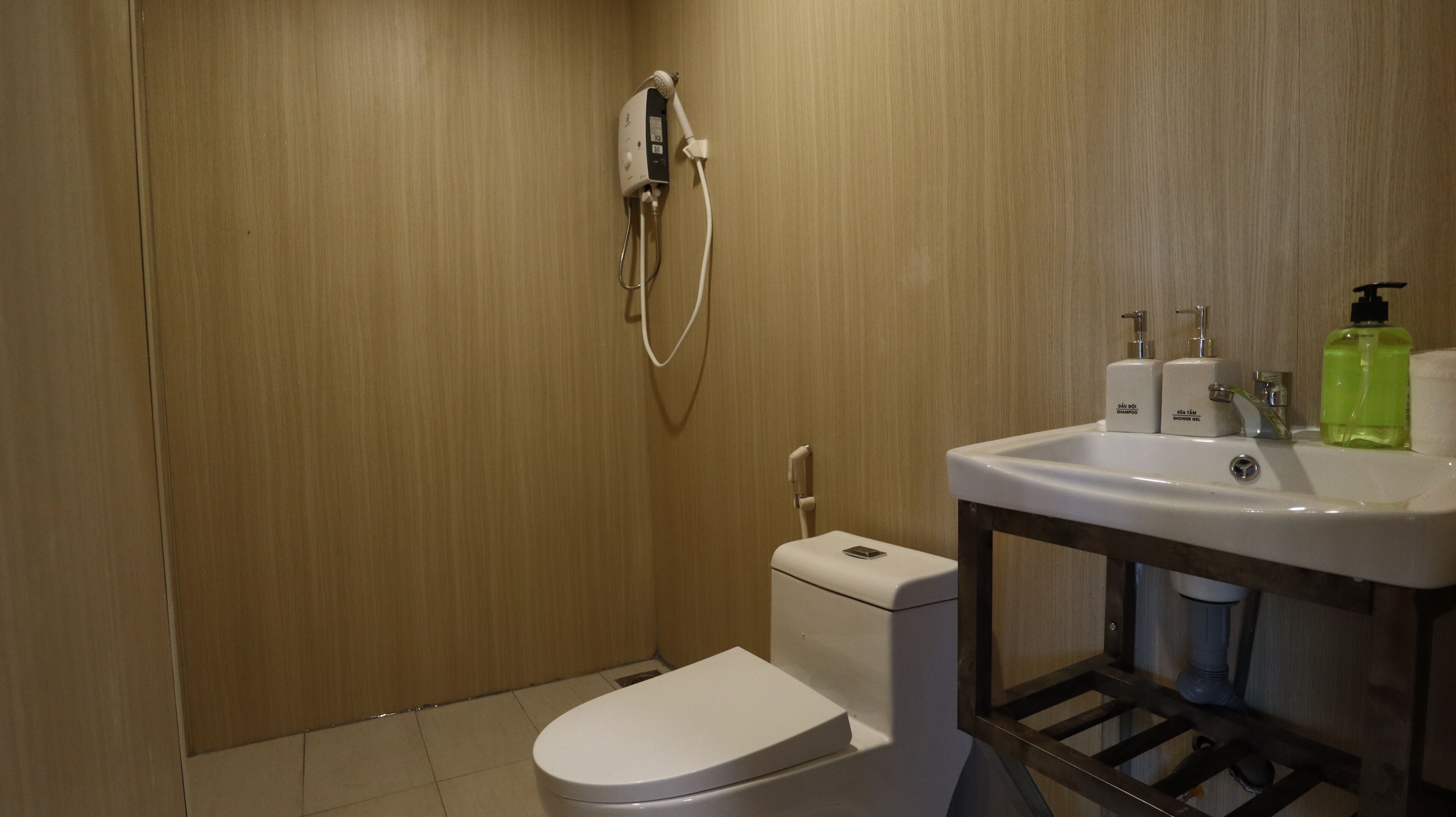 Un baño pequeño con inodoro, ducha y lavabo.