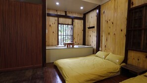 Escritorio, espacio para trabajar con laptop y wifi gratis 