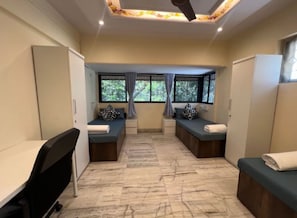 Longstay - Locoliving Male ( 3 Sharing ) | City view - Locomo Hostel Mini - 9 mins from airport (Mumbai)