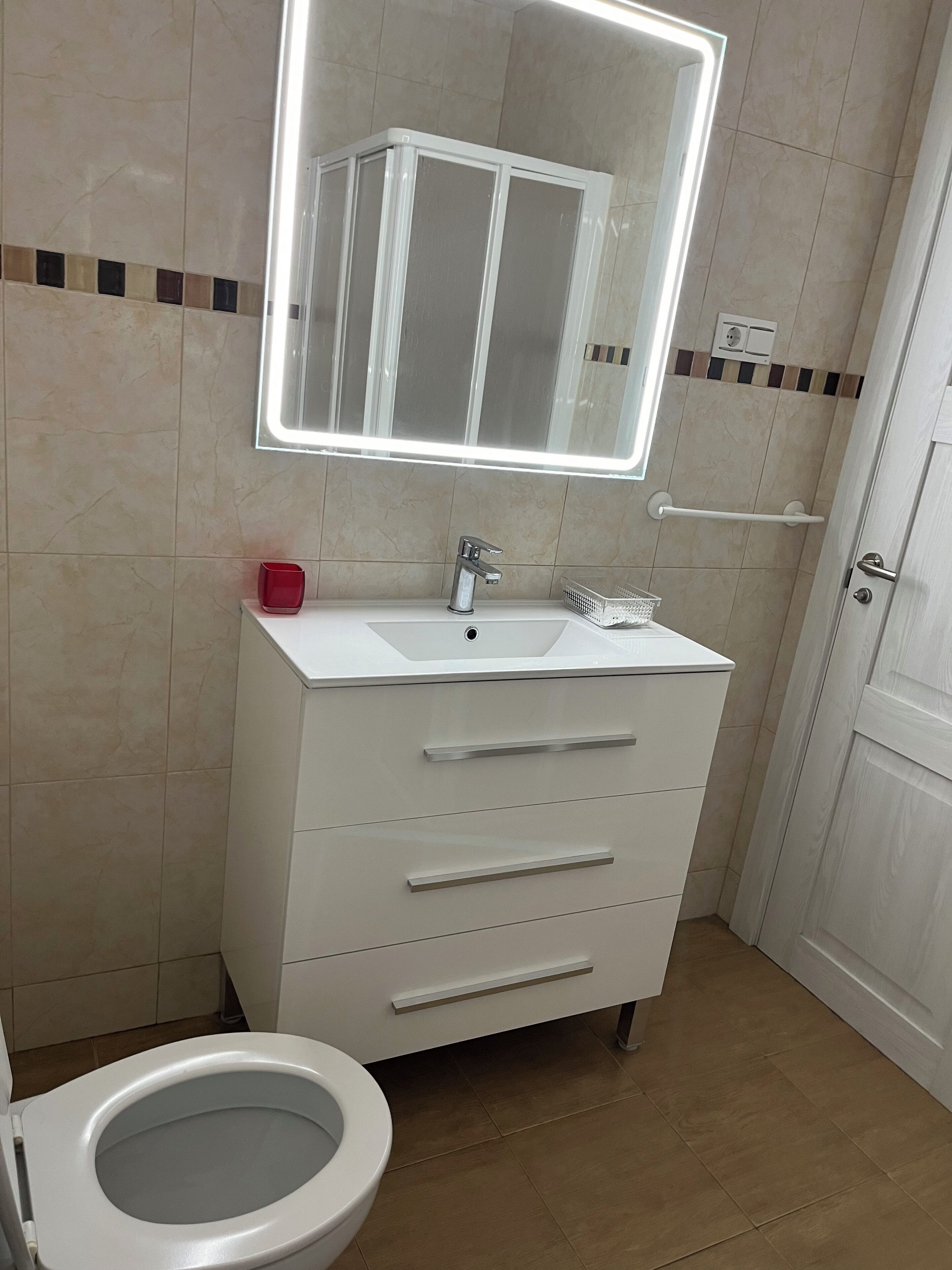 Een douche, een haardroger, handdoeken, zeep