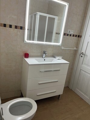 Een douche, een haardroger, handdoeken, zeep