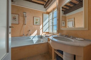 Dusche, kostenlose Toilettenartikel, Haartrockner, Bademäntel