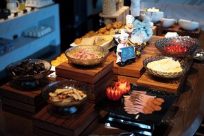 A buffet table with various food items and a decorative centerpiece. - Maiyue Hotel-Chongqing Jiefangbei (Chongqing)