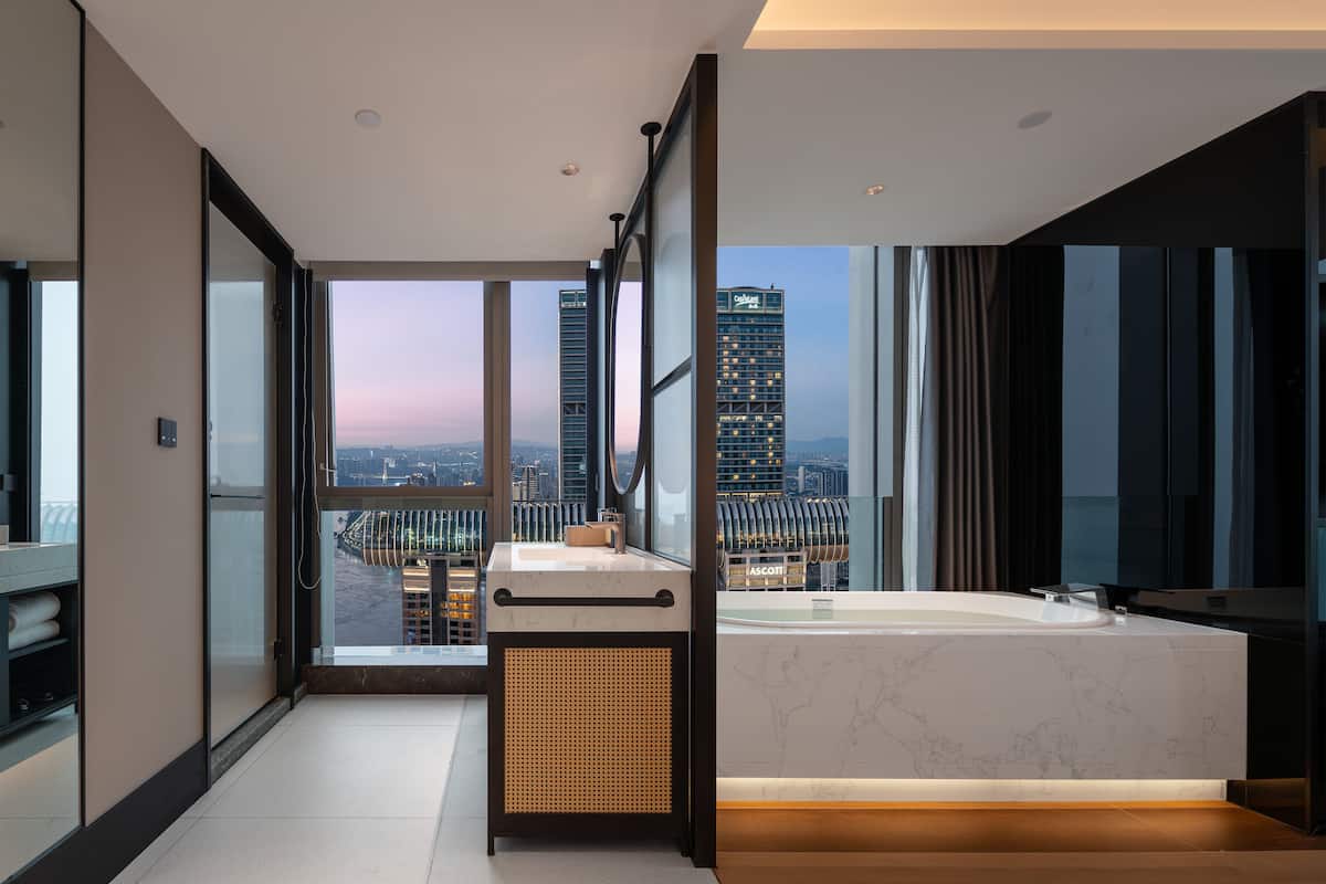 Quarto casal panorâmico | Roupas de cama premium, edredons de pluma, camas com colchões pillow-top