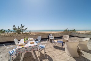 Outdoor dining - Stunning retreat with scenic terrace (Bibione)