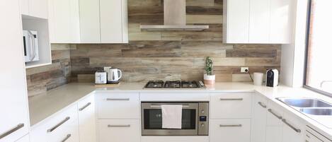 Een koelkast, een microgolfoven, een oven, een kookplaat