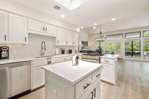 Frigorífico, microondas, horno y placa de cocina