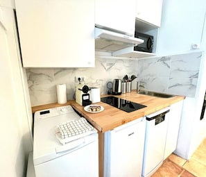 電子レンジ、食器洗い機、コーヒー / ティーメーカー、調理器具と食器