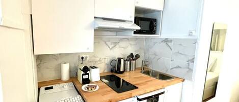 Micro-ondes, lave-vaisselle, cafetière/bouilloire