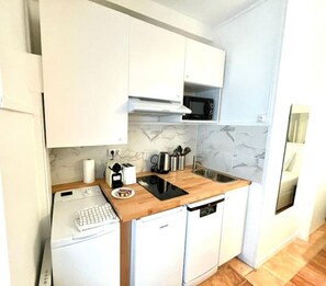 Mikrowelle, Geschirrspüler, Wasserkocher mit Kaffee-/Teezubehör