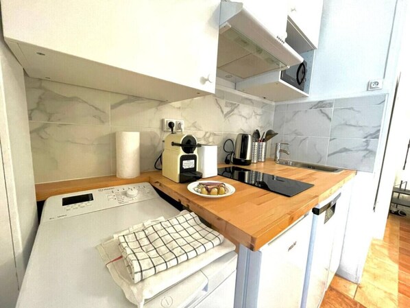 Mikroaaltouuni, astianpesukone, kahvin-/teenkeitin