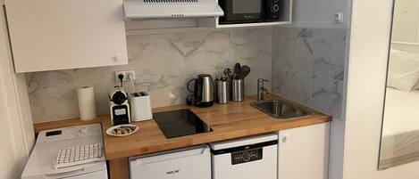 Een microgolfoven, een vaatwasser, een koffiezetapparaat/waterkoker