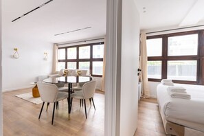 2 slaapkamers, een strijkplank/strijkijzer, reisbedje, wifi