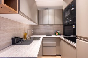 Een koelkast, een microgolfoven, een oven, een vaatwasser