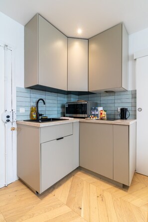 Fridge, microwave, oven, coffee/tea maker