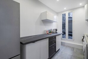 Fridge, oven, dishwasher, coffee/tea maker