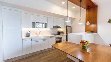 Refrigerador, microondas, horno y parrilla de estufa