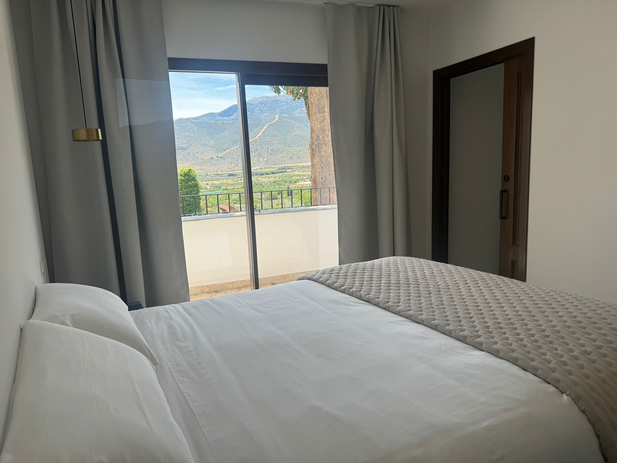 Appartement, 2 slaapkamers, uitzicht op bergen | Donsdekens, pillowtop-bedden, verduisterende gordijnen