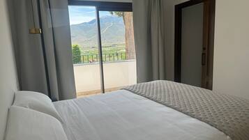 Appartement, 2 slaapkamers, uitzicht op bergen | Donsdekens, pillowtop-bedden, verduisterende gordijnen