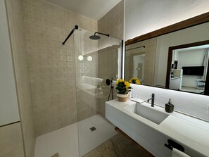 Apartment, 3 Bedrooms, Balcony, Mountain View | Bathroom | Shower, rainfall showerhead, hair dryer, towels - CASA YANGUAS APARTAMENTOS RURALES (Laujar de Andarax)