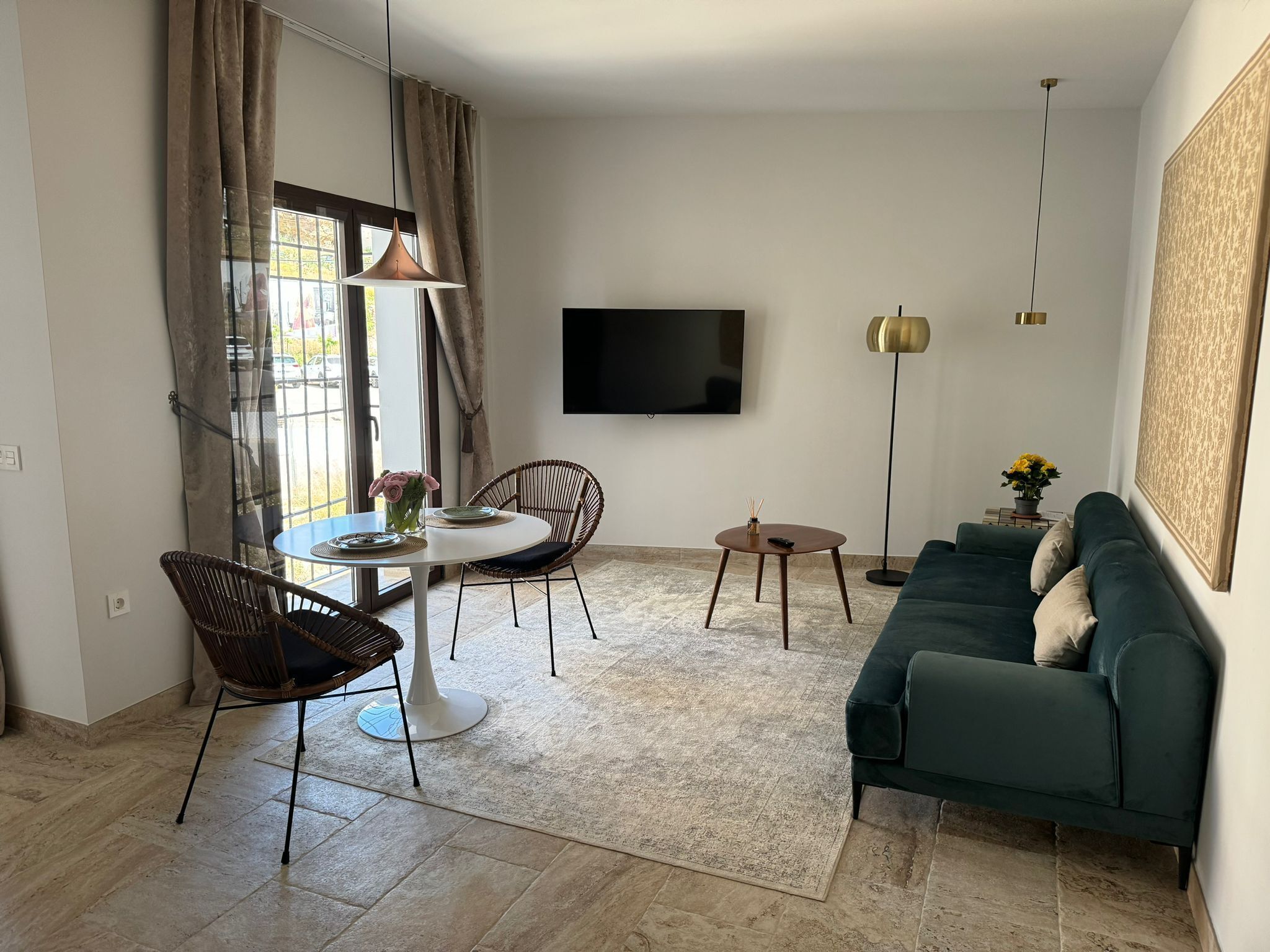Apartamento, 1 habitación, vistas a la ciudad | Zona de estar | Una televisión de pantalla plana, libros