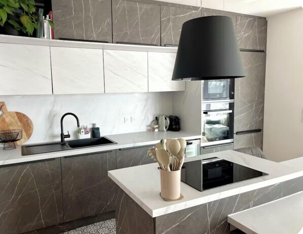 Refrigerador, microondas, horno y parrilla de estufa