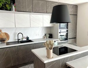 Køleskab, mikrobølgeovn, ovn, kogeplade